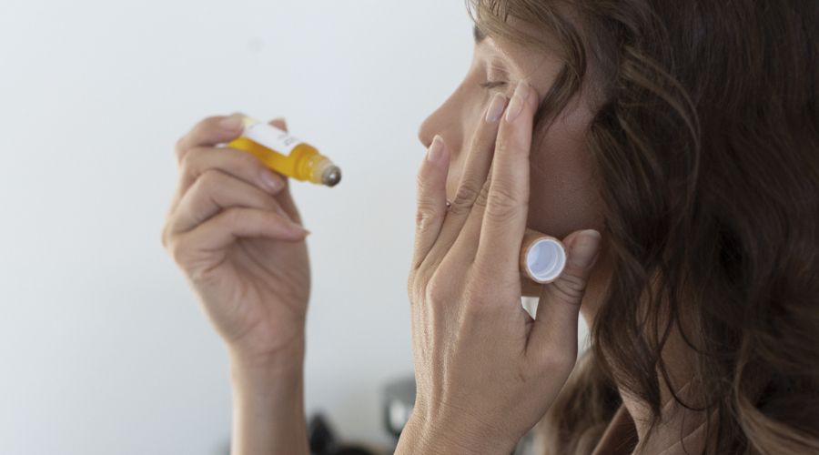 Mitä silmänympärysvoide tekee?