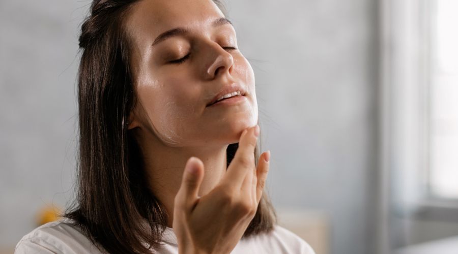 Miten hoitaa akneihoa oikein? Ihonhoidon asiantuntija kertoo - katso konkreettiset ohjeet!