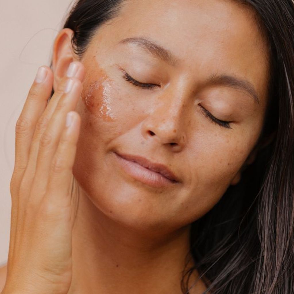 Kuivan ihon kuorinta ja kasvonaamiot