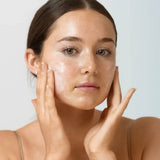 AHA-kuorinta Antipodes Purity Glass Skin Facial Polish kasvoilla