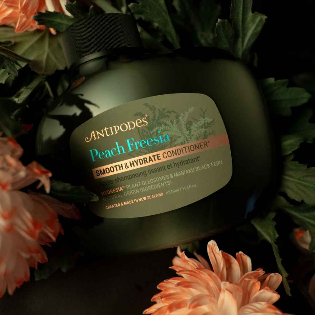 Silottava hoitoaine Antipodes Peach + Freesia Smooth & Hydrate