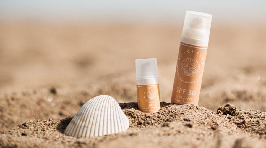 Fysikaalinen aurinkosuoja on ihon ystävä - levitä fysikaalinen aurinkosuoja kasvoille aina ennen ulos menemistä.