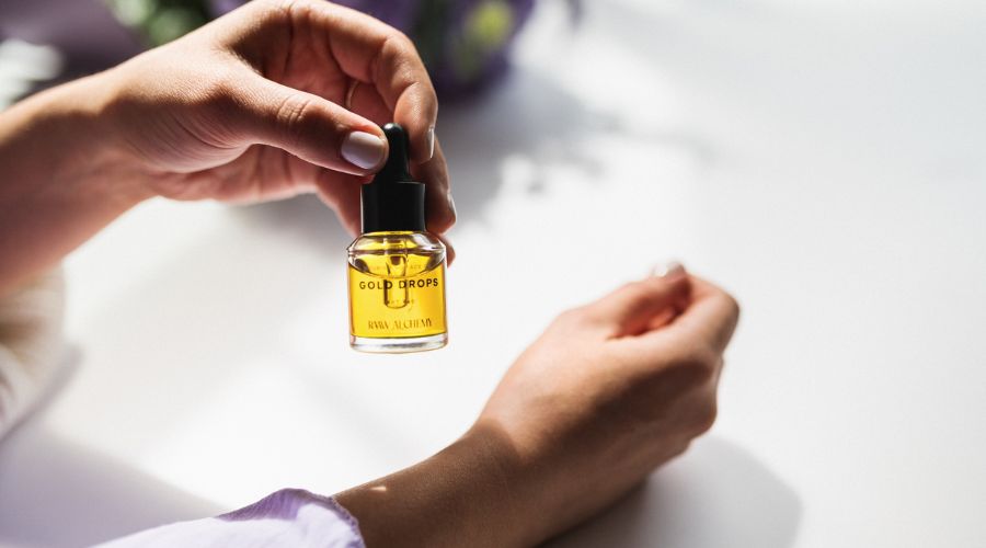 Kasvoöljy käyttö: Levitä kasvoöljy kasvoveden jälkeen kun iho on vielä kostea kasvovedestä!