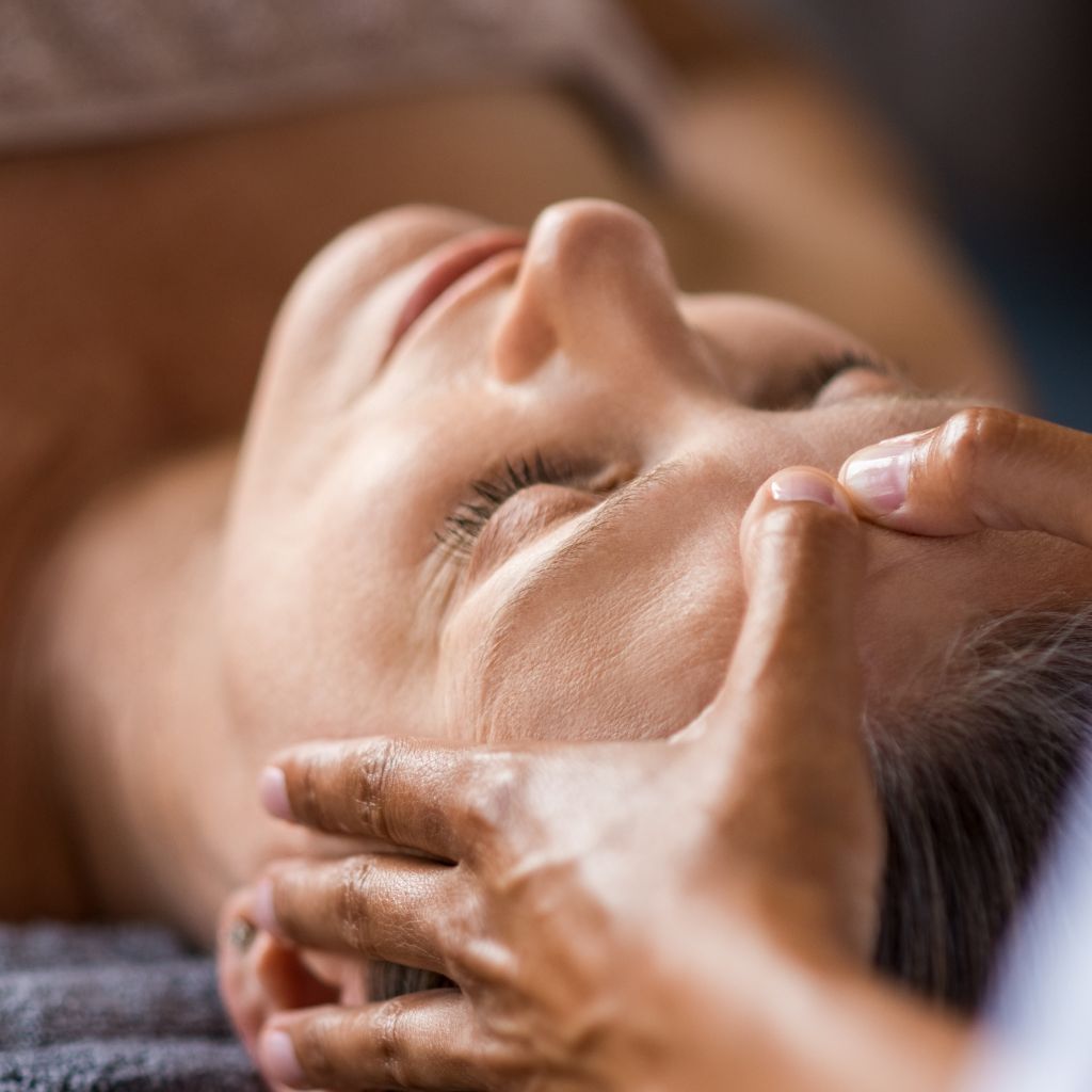 Kiinteyttävä kasvohoito ikääntyvälle iholle