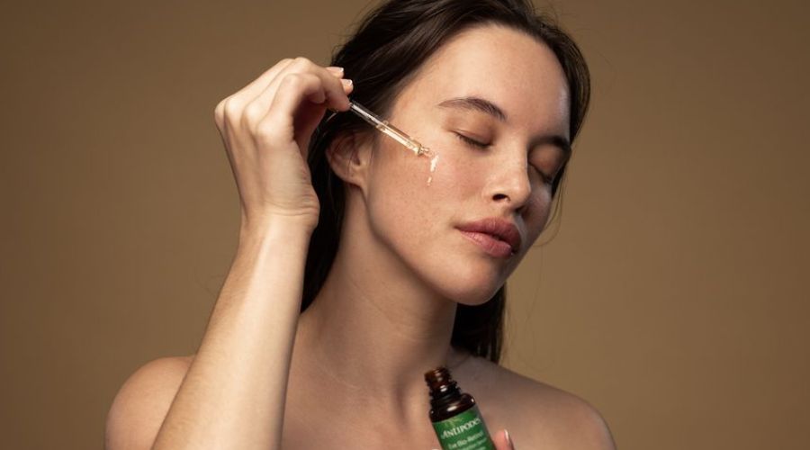 Retinol eli suomalaisittain retinoli on ihonhoidon luottotuote. Retinoli kokemuksia voi usein lukea suoraan myytävien tuotteiden yhteydessä.