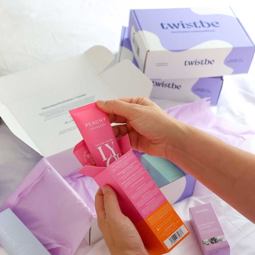 Twistbe pakkauslaatikko ja kosmetiikka tuotteita